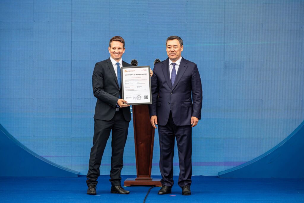 Il Presidente della Repubblica del Kirghizistan, Sadyr Japarov, e il rappresentante di Onchain Technologies
