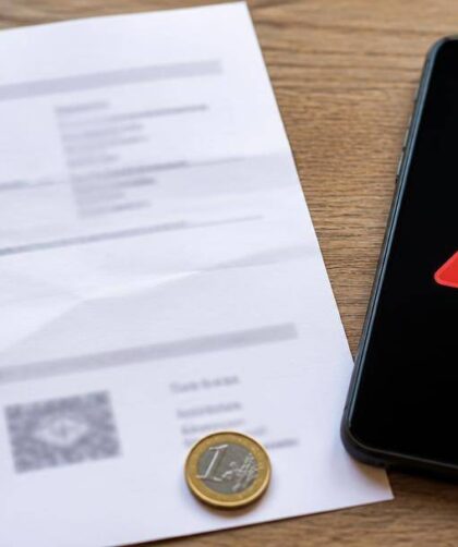 Consumatore controlla con attenzione un messaggio sospetto ricevuto sullo smartphone.